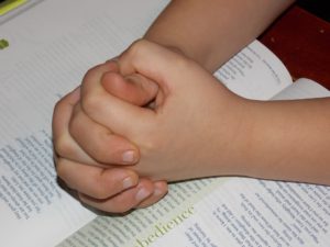 child-praying-hands-1510773_1920
